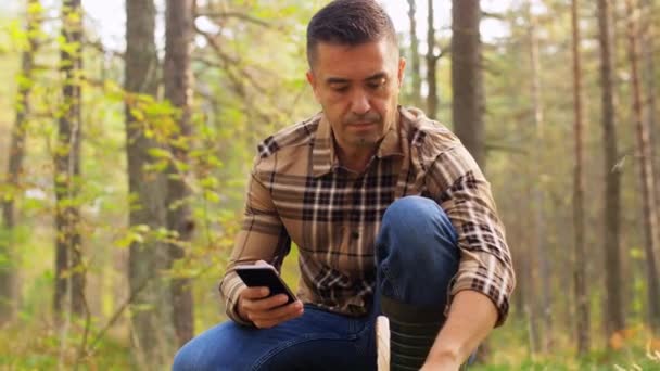 Mand, der bruger smartphone til at identificere svamp – Stock-video