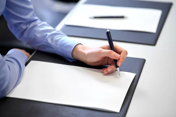 Primer plano de la mujer de negocios con papel en la oficina — Foto de Stock