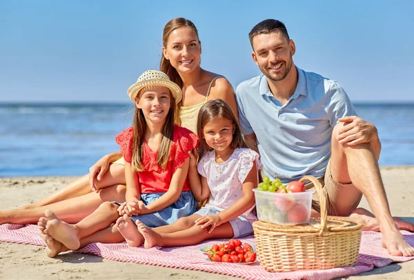 Gelukkig gezin picknicken op het zomerstrand — Stockfoto