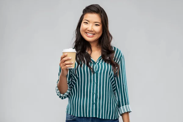 Feliz asiático mujer bebiendo café —  Fotos de Stock