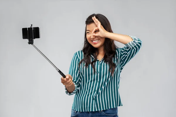 Glückliche asiatische Frau macht Selfie mit Smartphone — Stockfoto