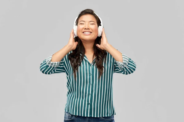 Asiatique femme dans casque écouter de la musique — Photo