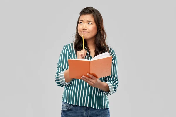 Азіатська студентка з щоденником і олівцем — стокове фото