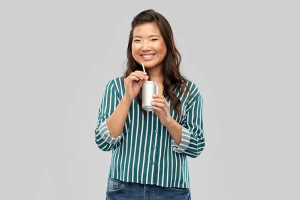 Feliz sorrindo asiático mulher com pode beber — Fotografia de Stock