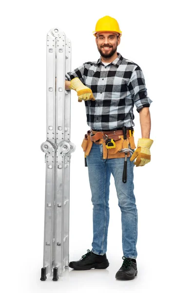 Glücklicher männlicher Arbeiter oder Bauarbeiter im Helm mit Leiter — Stockfoto
