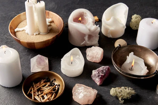 Candele ardenti e cristalli per rituali magici — Foto Stock