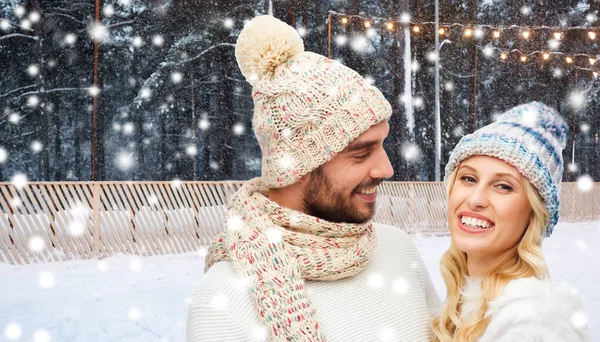 Lyckligt par över skridskobana på vintern — Stockfoto