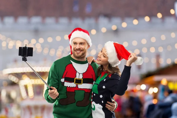 Heureux couple en chandails de Noël prendre selfie — Photo