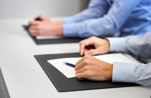 Primer plano de hombre de negocios con papeles en la oficina — Foto de Stock