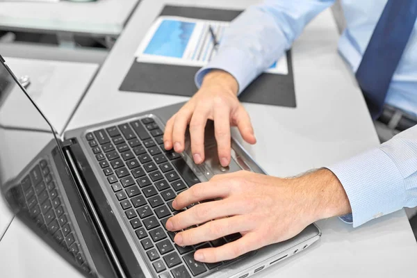 Närbild av affärsman med bärbar dator på kontoret — Stockfoto