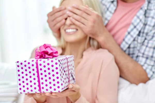Happy couple with gift box at home — Stock Photo, Image