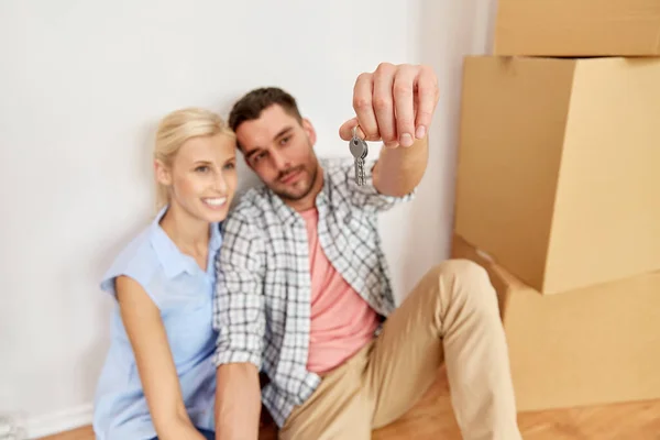 Ευτυχισμένο ζευγάρι με κλειδί και κουτιά που μετακομίζουν σε νέο σπίτι — Φωτογραφία Αρχείου