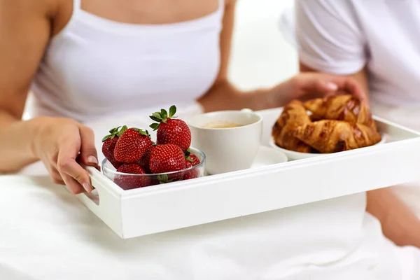 Pareja desayunando en la cama en casa —  Fotos de Stock