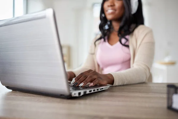 Kobieta w słuchawkach z laptopem pracująca w domu — Zdjęcie stockowe