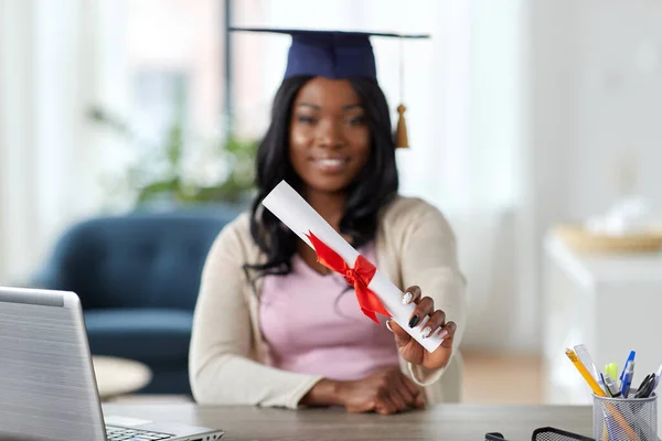 Studente laureato con laptop e diploma a casa — Foto Stock