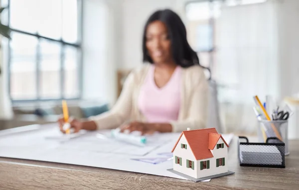 Modello di casa e architetto donna che lavora in ufficio — Foto Stock