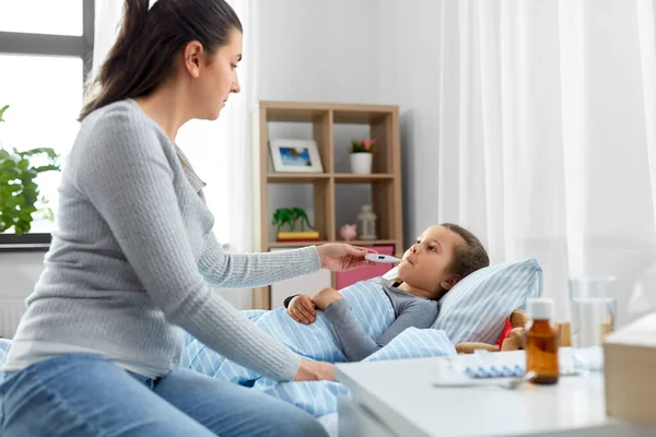 Mãe e filha doente medir a temperatura — Fotografia de Stock