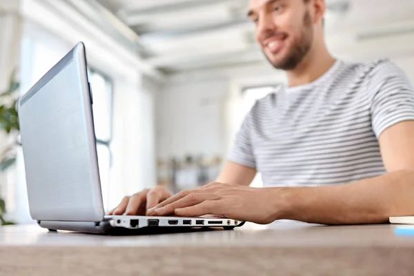 Homme avec ordinateur portable travaillant au bureau à domicile — Photo