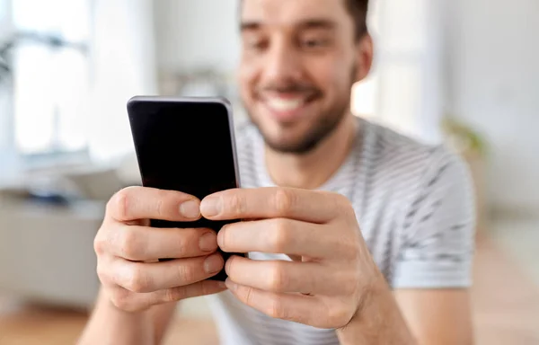 Primo piano di uomo felice con smartphone a casa — Foto Stock
