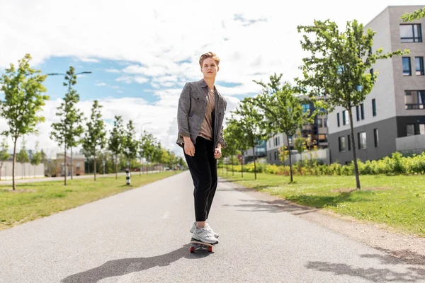 Tonårspojke på skateboard på stadens gata — Stockfoto