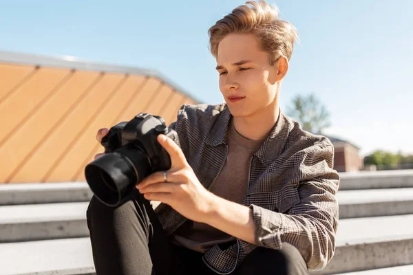 Νεαρός άνδρας με φωτογραφική μηχανή φωτογραφίζοντας στην πόλη — Φωτογραφία Αρχείου