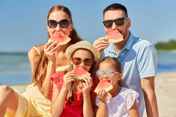 Onnellinen perhe ottaa piknik kesällä rannalla — kuvapankkivalokuva