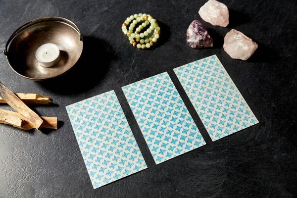 Tarot kártyák és mágikus bot a jóslási rituálé — Stock Fotó