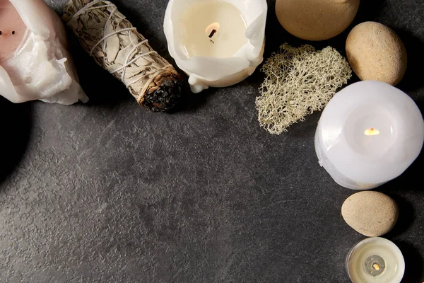 Cornice di candele e personale per rituali magici — Foto Stock