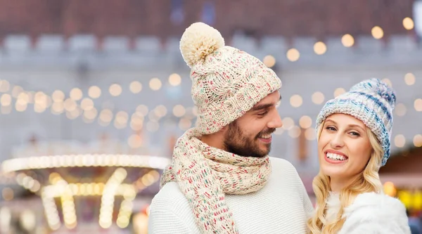 Pareja en ropa de invierno en el mercado de Navidad — Foto de Stock