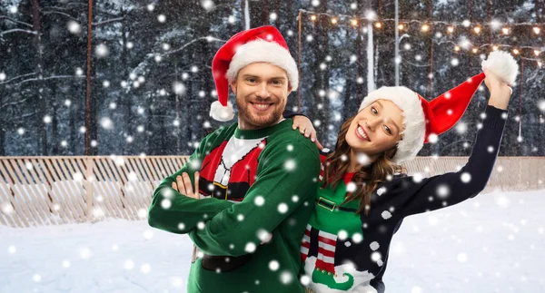 Gelukkig paar in lelijke truien op kerst — Stockfoto