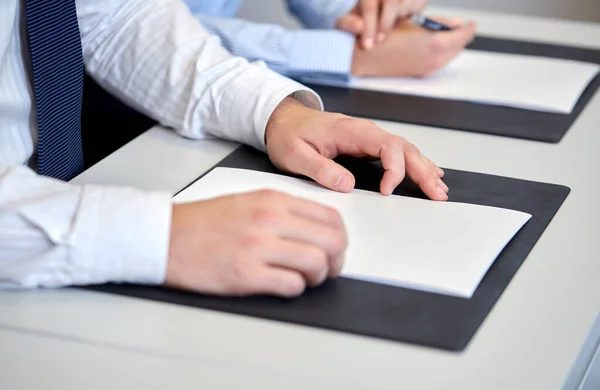 Gros plan de l'homme d'affaires avec des papiers au bureau — Photo