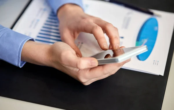 Nahaufnahme der Hände mit Smartphone im Büro — Stockfoto