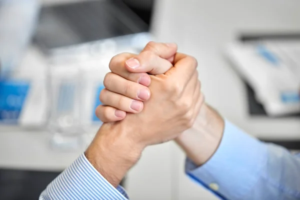 Close up de braço de mão wrestling no escritório — Fotografia de Stock
