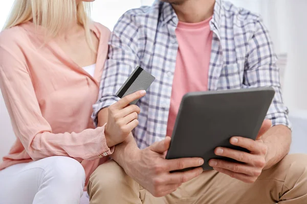Evde tablet bilgisayarı ve kredi kartı olan çift — Stok fotoğraf
