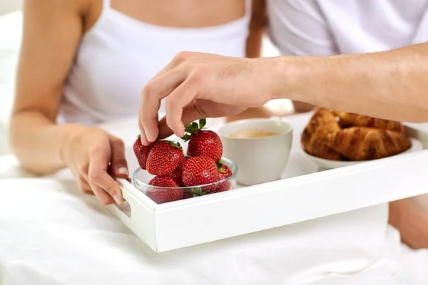 Pareja desayunando en la cama en casa —  Fotos de Stock