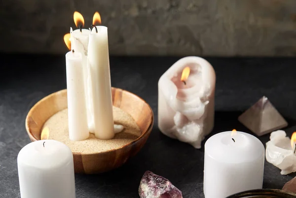 Горящие свечи и кристаллы для магического ритуала — стоковое фото