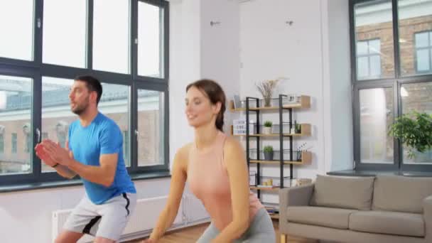 Mutlu çift evde egzersiz yapıyor. — Stok video