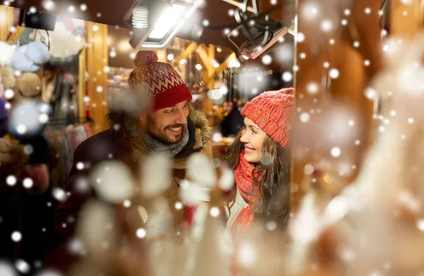 Feliz pareja en el mercado de Navidad —  Fotos de Stock