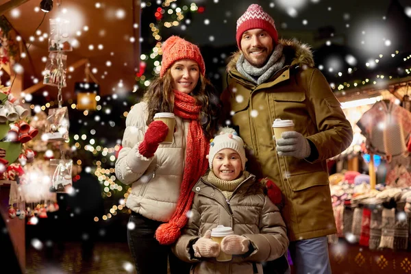 Famiglia con bevande da asporto al mercatino di Natale — Foto Stock