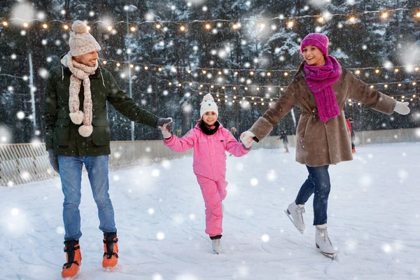 Mutlu aile kışın buz pateni sahasında — Stok fotoğraf