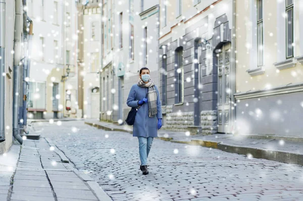 Jovem mulher usando máscara médica protetora — Fotografia de Stock