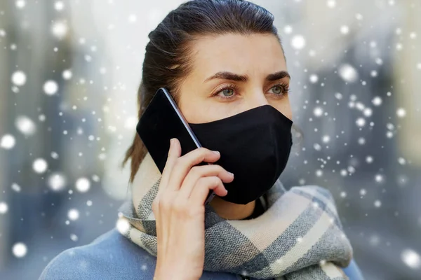 Mulher em máscara reutilizável protetora chamando no telefone — Fotografia de Stock