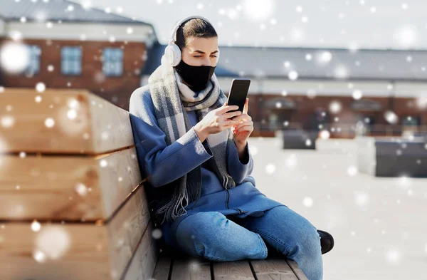 Woman in face mask with smartphone in city — Stock Photo, Image