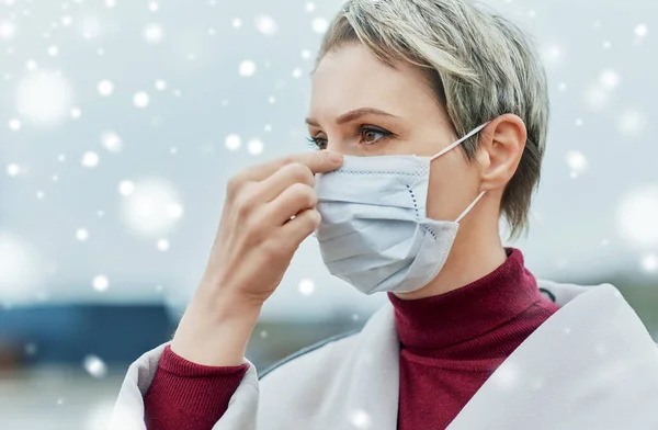 Jovem mulher usando máscara médica protetora — Fotografia de Stock