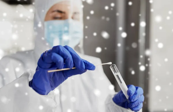 Scientist holding beaker with coronavirus test — Stock Photo, Image