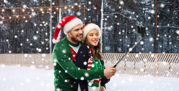 Mutlu çift Noel süveteri giyip selfie çekiyor. — Stok fotoğraf