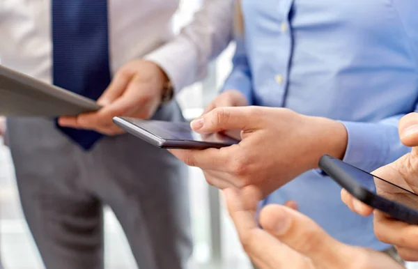 Nahaufnahme der Hände mit Smartphone im Büro — Stockfoto