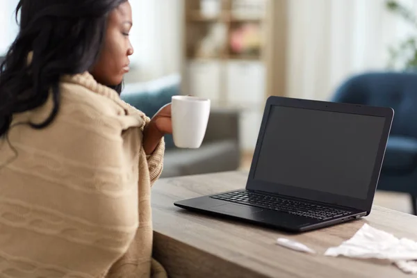 Άρρωστη γυναίκα με τσάι που έχει βιντεοκλήση στο laptop — Φωτογραφία Αρχείου