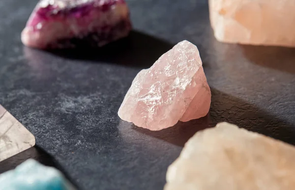 Кристаллы кварца и драгоценные камни на фоне шифера — стоковое фото