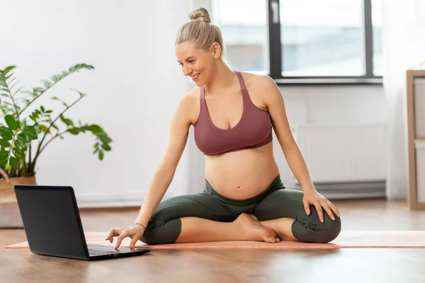 Happy pregnant woman doing yoga at home — Stock Photo, Image